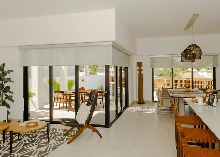 Casa Gallo, Heated Pool, Exclusive Beach & Great Location Cabo San Lucas